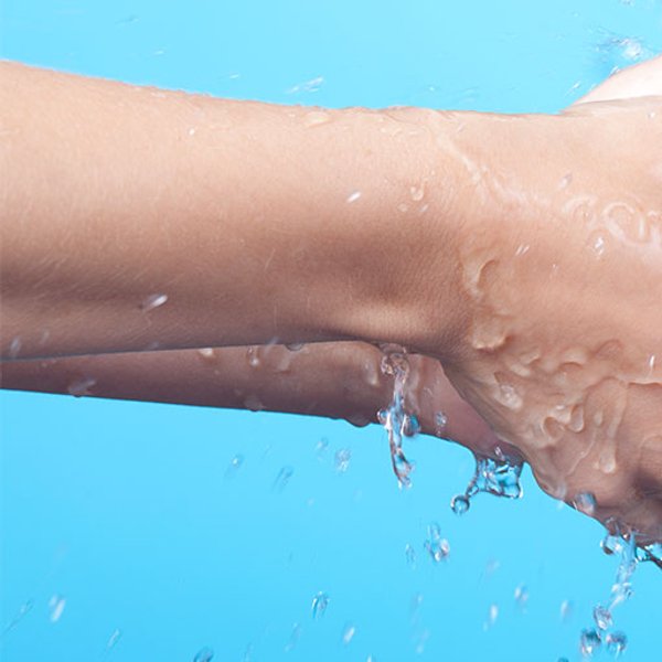 Hände unter fließendem Wasser