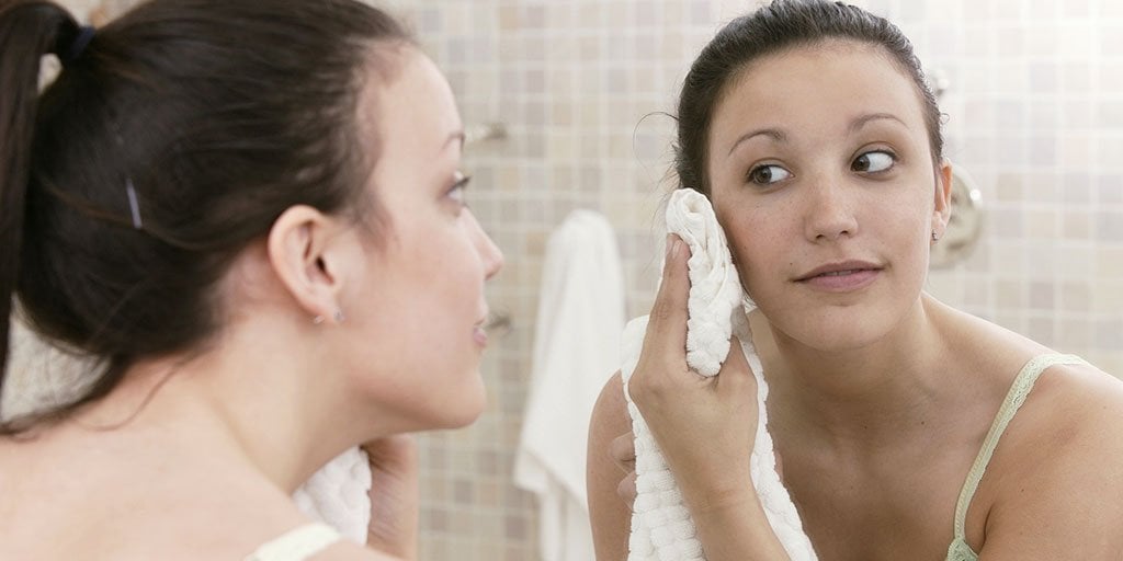la roche posay acne truth about cure model from back mirror