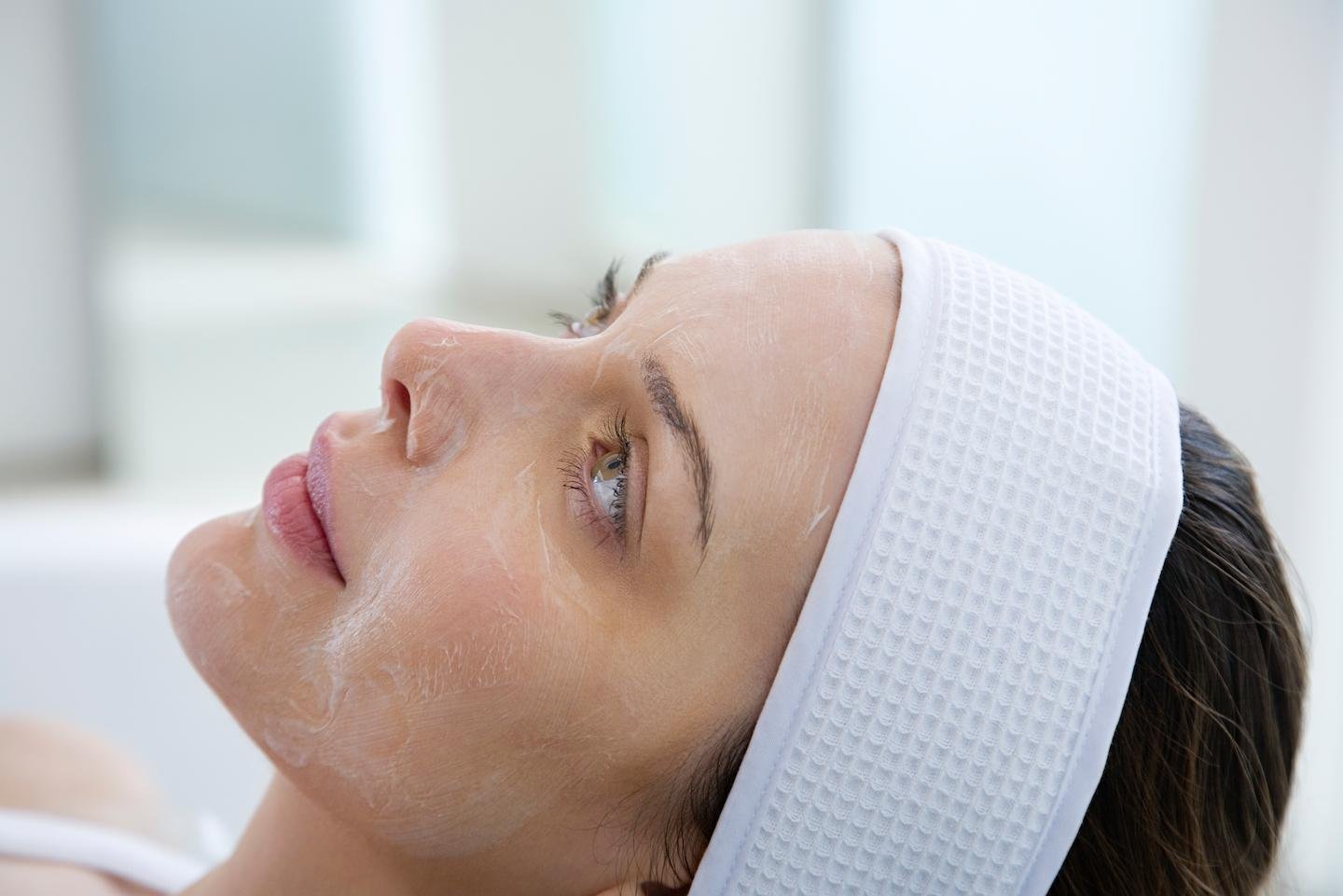 Frau bei einem chemischen Peeling im Gesicht.