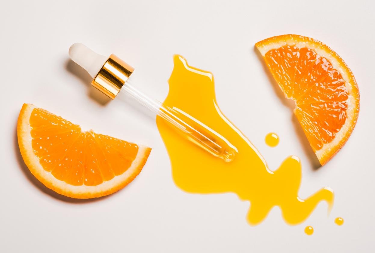 Oxidativer Stress: Eine Pipette Vitamin C Serum und zwei Orangenscheiben