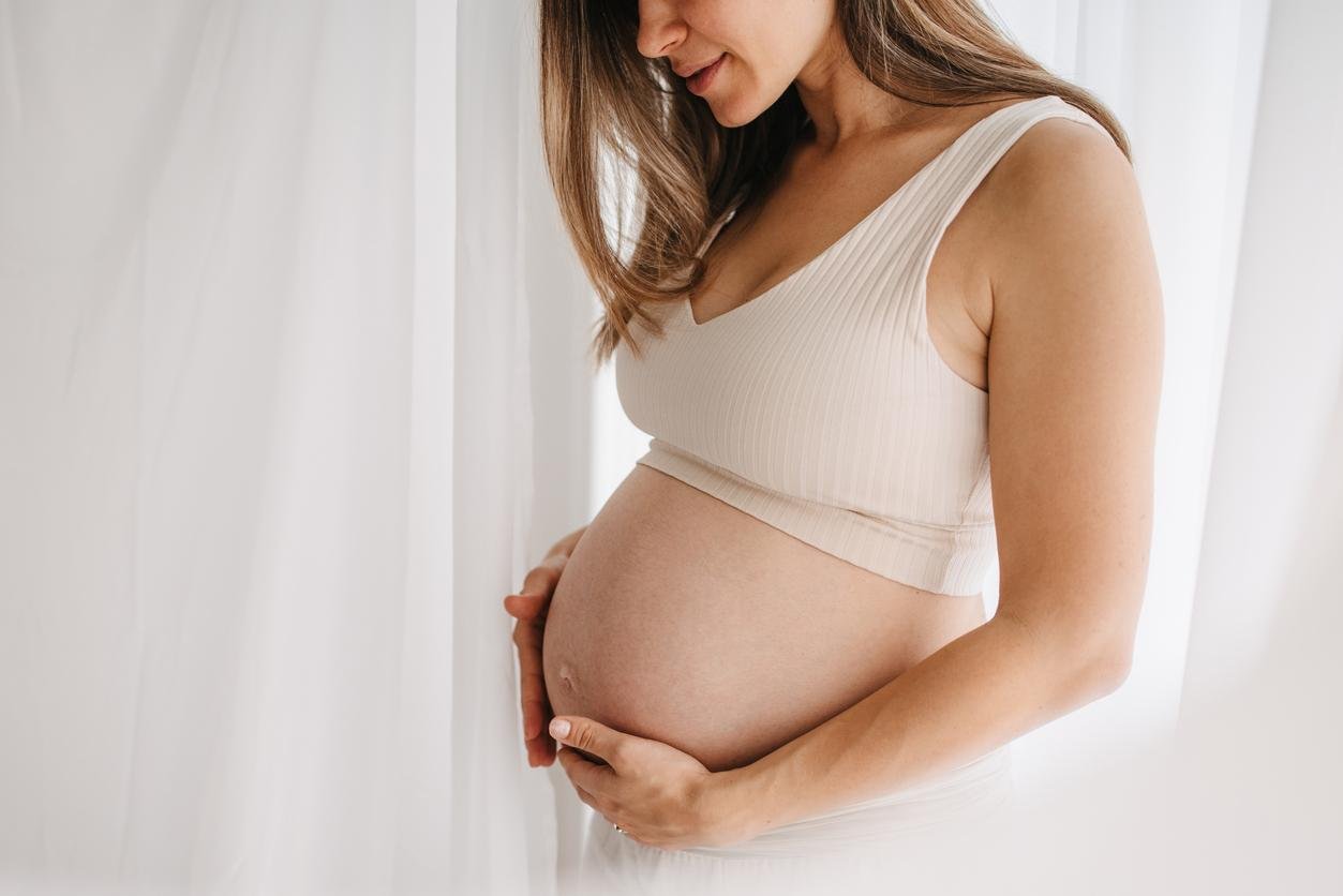 Neurodermitis in der Schwangerschaft: Schwangere Frau fasst sich an den Bauch