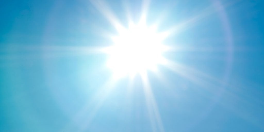 Die Sonne strahlt am blauen Himmel