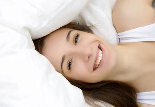la roche posay article living sensitive skin woman in bed