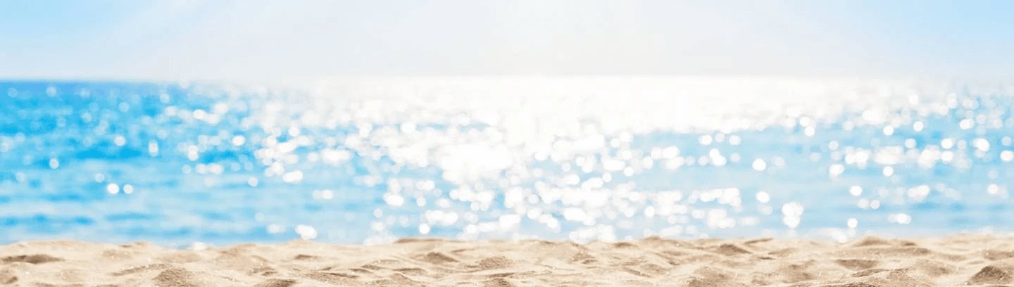 Die Sonne spiegelt sich auf dem Meer am Strand