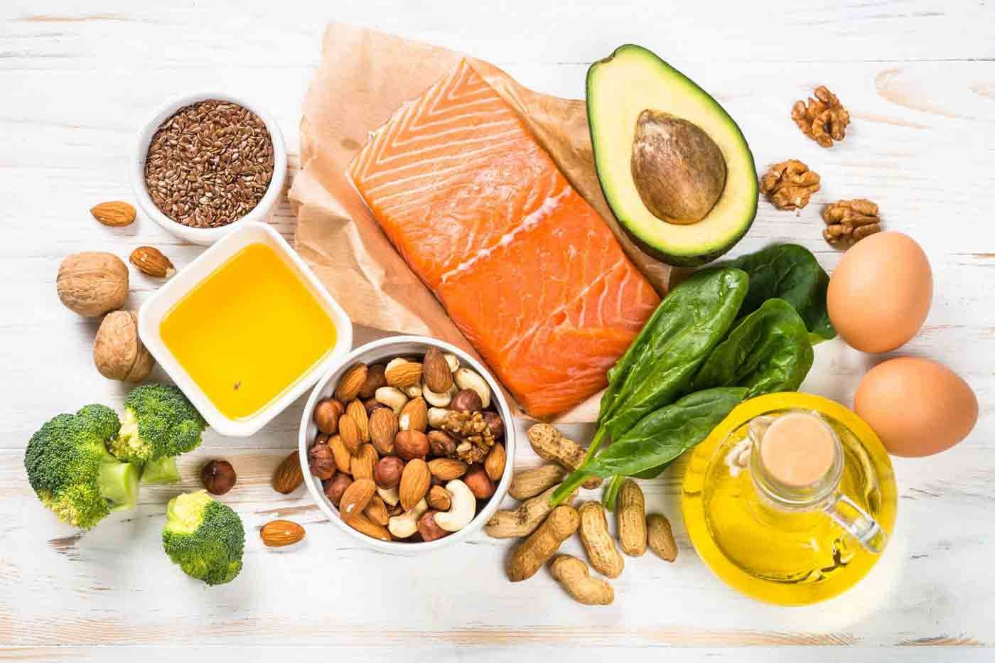 Lebensmittel mit Omega-3 auf weißem Hintergrund