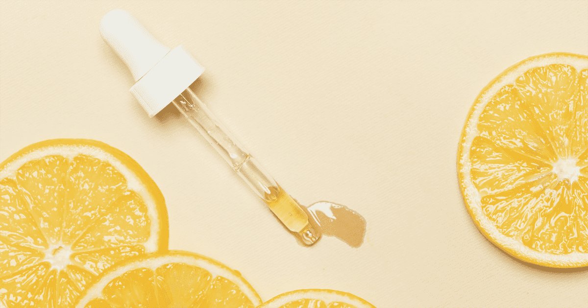 Orangenscheiben und eine Pipette eines Vitamin-C-Serums