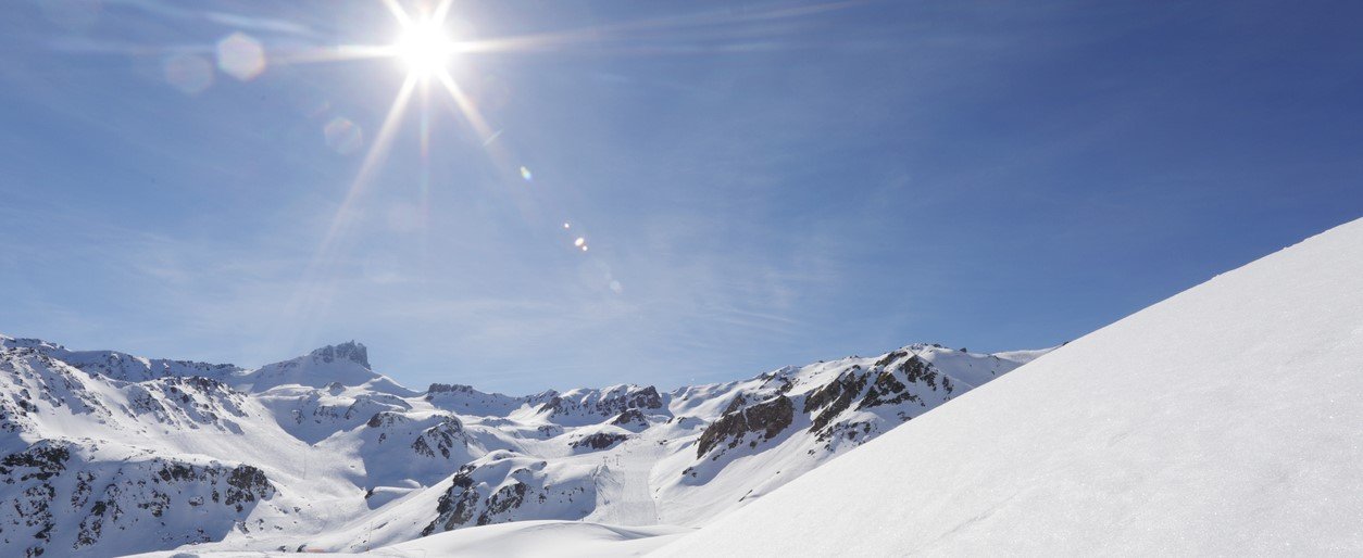 Schneebedeckte Berge und strahlende Sonne