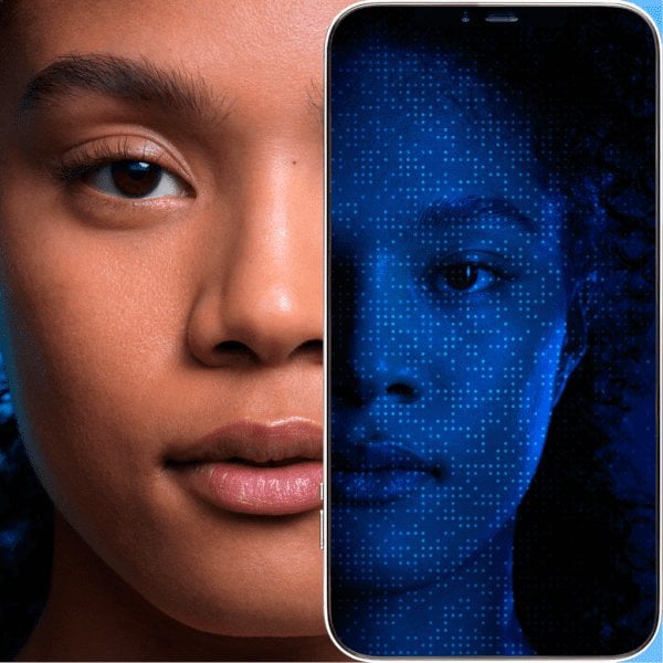 Nahaufnahme des Gesichts einer jungen Frau deren Haut mit dem Spot Scan untersucht wird.