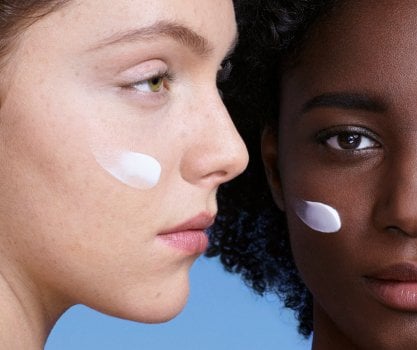Zwei Frauen mit heller und dunkler Haut und Creme auf der Wange verdeutlichen die Eignung von La Roche Posay Hautcremes für allen Hauttypen.