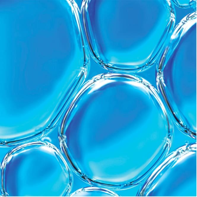Nahaufnahme von klaren Flüssigkeitsbläßchen auf blauem Hintergrund, welche den Inhaltsstoff blue copper darstellen