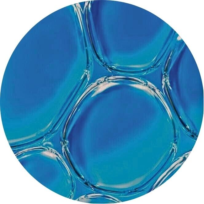 Makroaufnahme von schimmernden blauen Flüssigkeitsblasen, symbolisierend die Textur des Cleansing Agents.