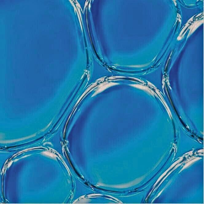 Nahaufnahme von klaren Flüssigkeitsbläßchen auf blauem Hintergrund, welche den Inhaltsstoff Glycerin darstellen