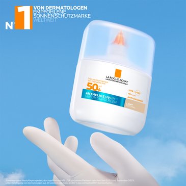 Anthelios UV Air getönt SPF 50+ schwebend über einer Hand, mit Hinweis auf führende dermatologisch empfohlene Sonnenschutzmarke