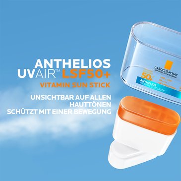 Anthelios UV Air Stick LSF 50+ geöffnet vor blauem Himmel, Hinweis auf unsichtbares Finish auf allen Hauttönen und Anwendung in einer Bewegung.