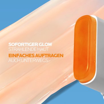 Sonnenstick wird über die Haut gestrichen und hinterlässt einen transparenten Film, Hinweise auf „sofortiger Glow“ und einfaches Auftragen unterwegs.