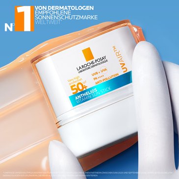 Anthelios UV Air Stick LSF 50+ in einer Hand vor blauem Hintergrund, Hinweis auf von Dermatologen empfohlene Sonnenschutzmarke.