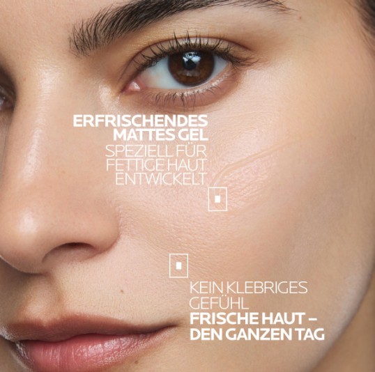 Nahaufnahme eines weiblichen Gesichts mit glatter, matter Haut. Text: „Erfrischendes, mattes Gel. Speziell für fettige Haut.“ sowie „Kein klebriges Gefühl. Frische Haut den ganzen Tag.“