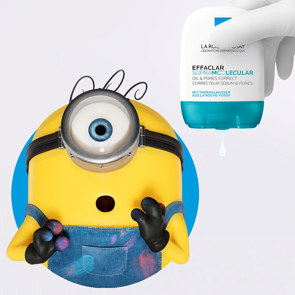 Erstaunt blickendes Minion im linken Vordergrund. Das Produkt "EFFACLAR Supramolecular Oil and Pores Correct" wird von einer Hand mit weißem Handschuh gehalten.