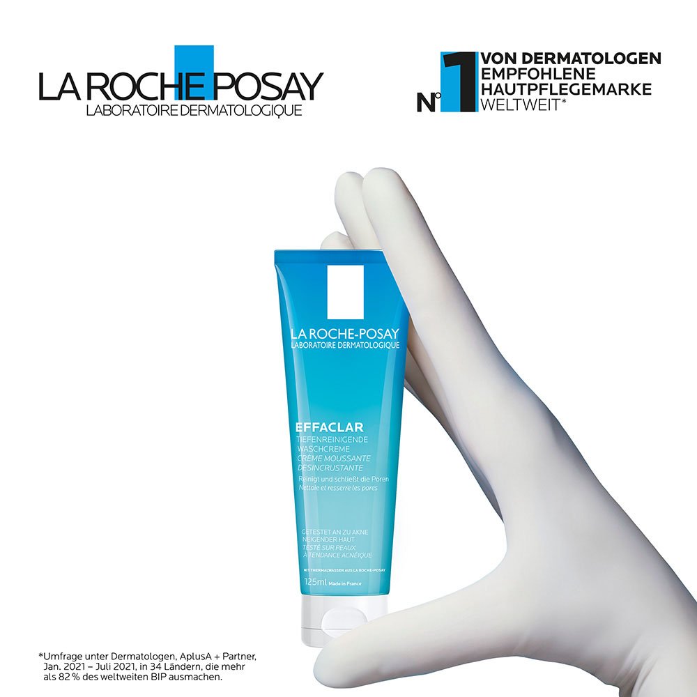 Eine Hand mit weißen Handschuh hält das Effaclar Tiefenreinigende Waschgel