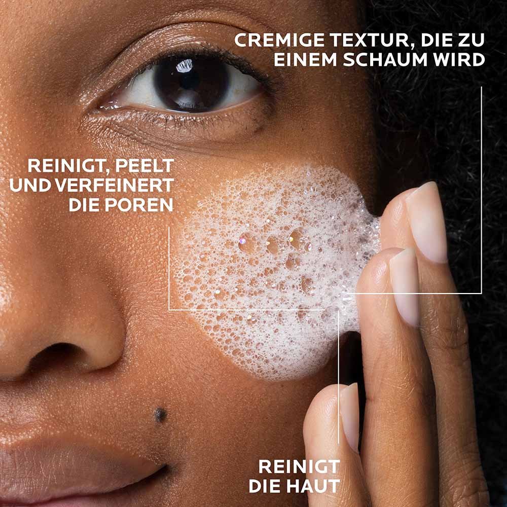 Eine schwarze Frau reinigt ihr Gesicht mit der Effaclar Tiefenreinigende Waschcreme