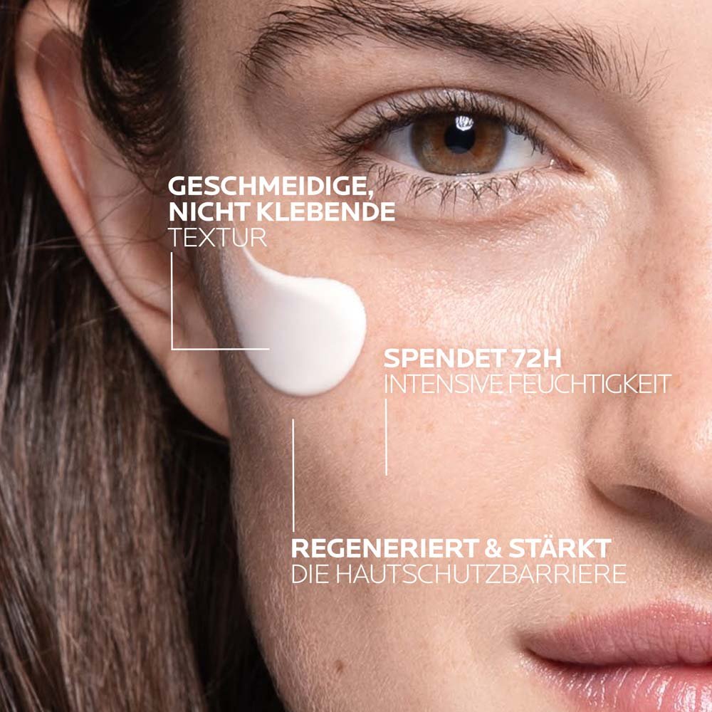Nahaufnahme eines Frauengesichts mit Creme auf der Wange, um die Anwendung zu zeigen. Text: ‚Geschmeidige, nicht klebende Textur‘, ‚Spendet 72 h intensive Feuchtigkeit‘, ‚Regeneriert und stärkt die Hautschutzbarriere‘.
