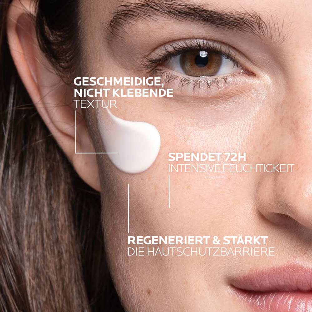 Nahaufnahme eines weiblichen Gesichts, auf dem etwas Creme auf der Wange aufgetragen wurde. Die Creme hat eine geschmeidige, nicht klebende Textur, spendet 72 Stunden intensive Feuchtigkeit und regeneriert und stärkt die Hautschutzbarriere.  Nahaufnahme eines weiblichen Gesichts, auf dessen Wange etwas Creme aufgetragen wurde. Die sichtbare Creme hat eine geschmeidige, nicht klebende Textur, spendet 72 Stunden intensive Feuchtigkeit und regeneriert und stärkt die Hautschutzbarriere.