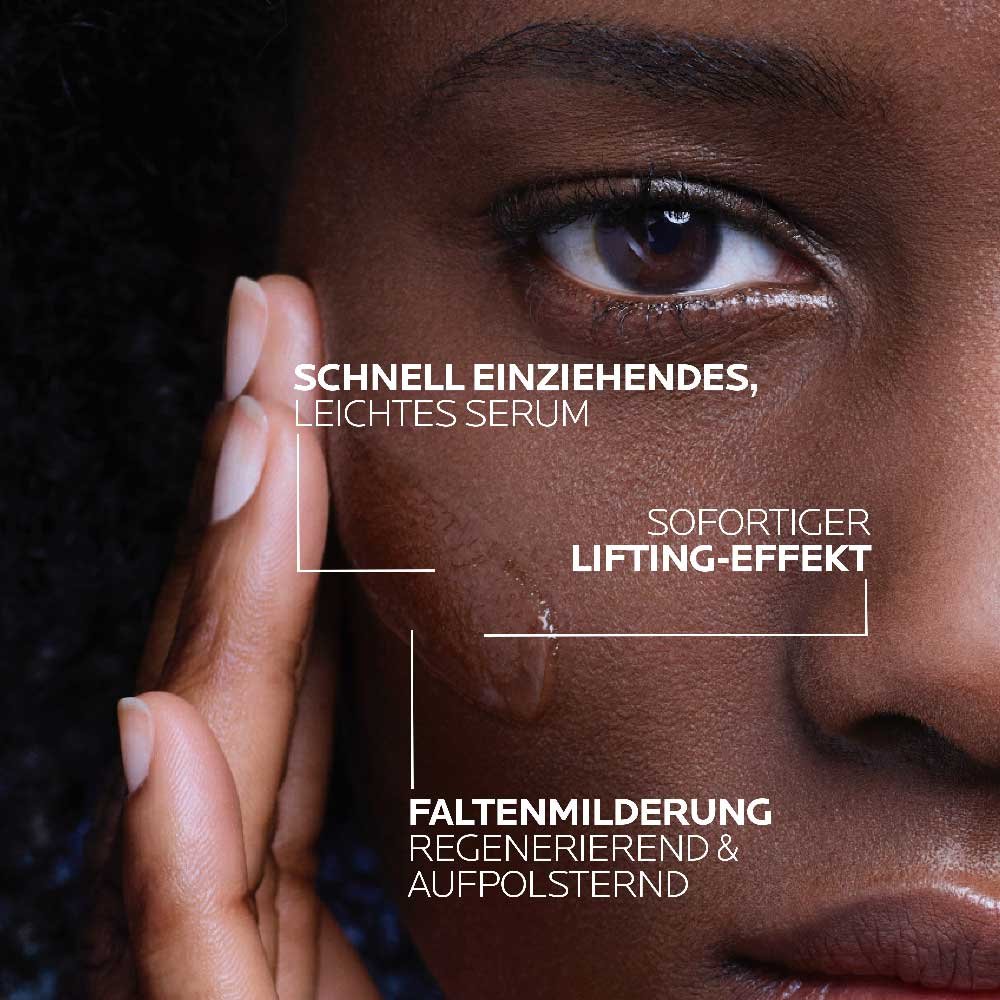 Nahaufnahme eines halben Gesichts einer schwarzen Frau, die etwas Produkt auf die Wange aufträgt. Hinweis, dass es sich um ein schnell einziehendes, faltenmilderndes Produkt handelt.