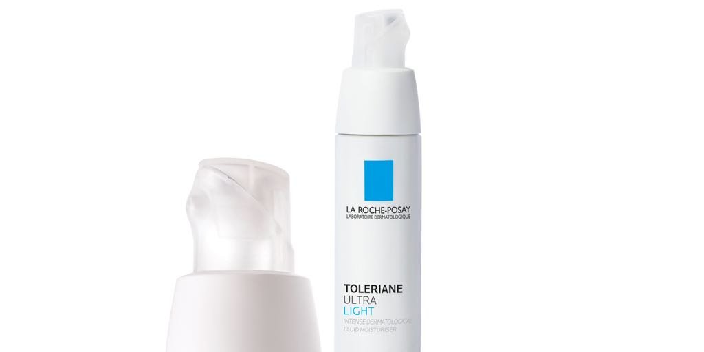 Zwei Lotion- oder Creme-Flaschen, eine davon weiß mit der Aufschrift "Toleriane Ultra Light" und La Roche-Posay-Logo.