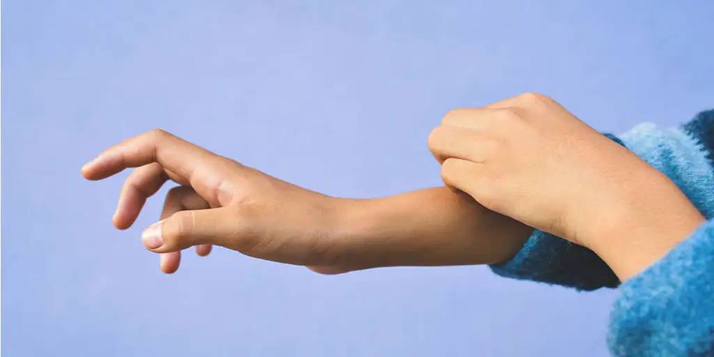 Hand vor blauem Hintergrund