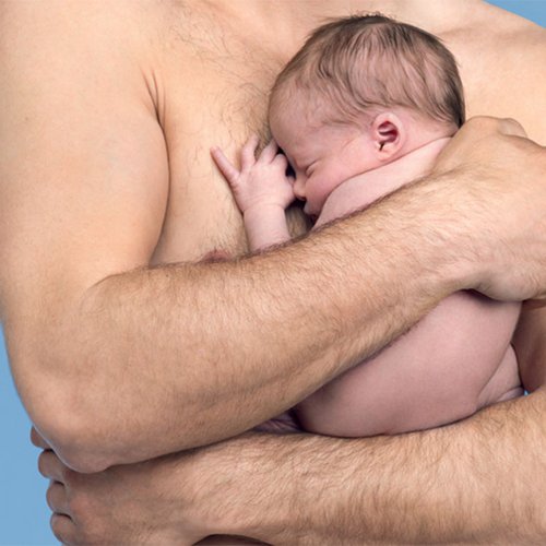 Mann mit Baby auf der Brust